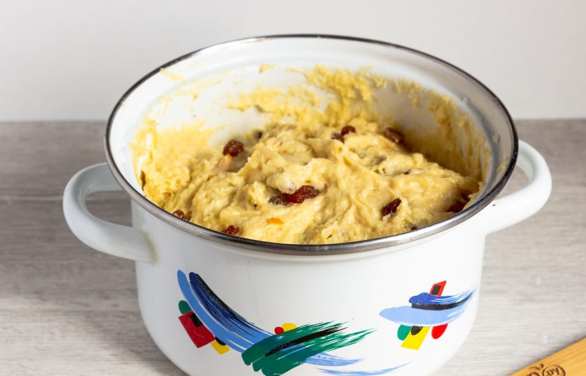 1. Этап. Простая пасха: Снова перемешайте лопаткой, чтобы изюм распределился. Накройте пищевой пленкой и уберите ещё на 40-45 минут в теплое место.