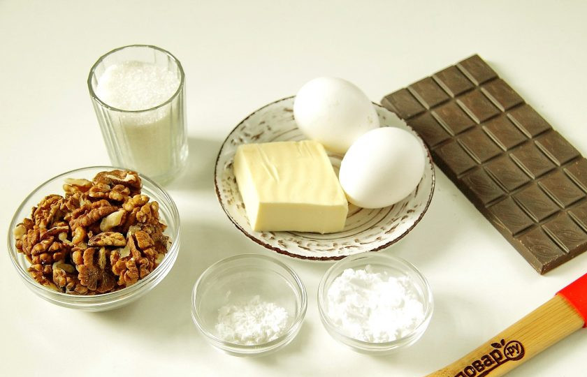 1. Этап. Шоколадно-ореховые кексы: Подготовьте все ингредиенты. Сливочное масло заранее достаньте из холодильника и размягчите при комнатной температуре.