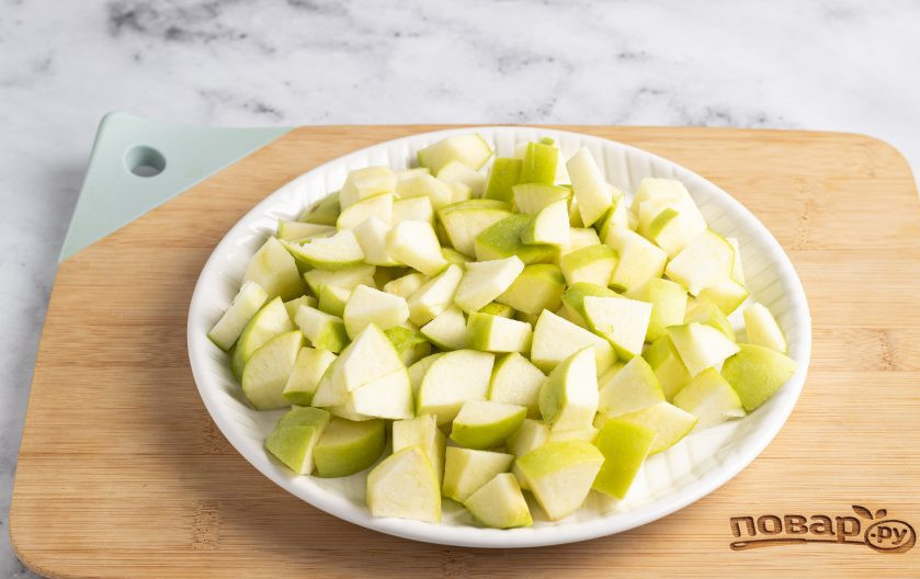 1. Этап. Свежевыжатый сок из сельдерея и яблок: Яблоки помойте, удалите сердцевину и порежьте на ломтики.