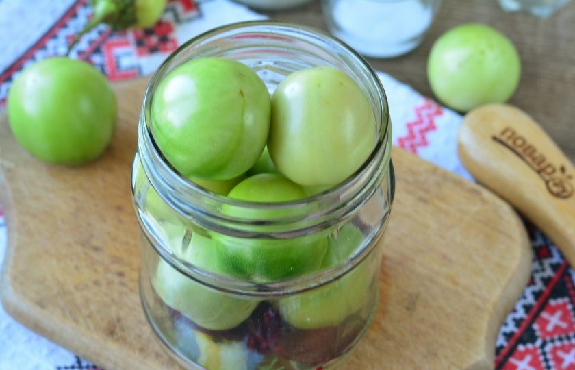 1. Этап. Зеленые помидоры со свеклой на зиму: Банки наполните вымытыми зелеными помидорами.