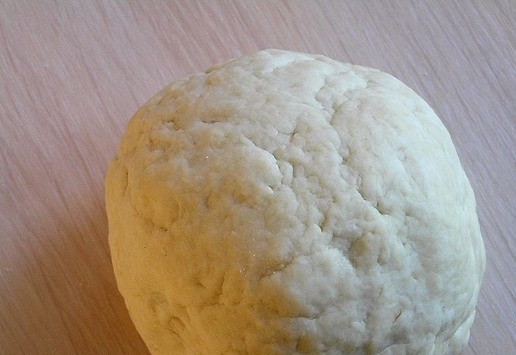 1. Этап. Аргентинский пирог с фаршем: Замесите тесто, постепенно добавляя рассол, до пластичной массы.***Рассол делается из расчета 1 ст. л. соли на 1 чашку горячей воды, если у вас нет под рукой готового огуречного или капустного рассола*** Тесто накройте большой миской и оставьте на столе.