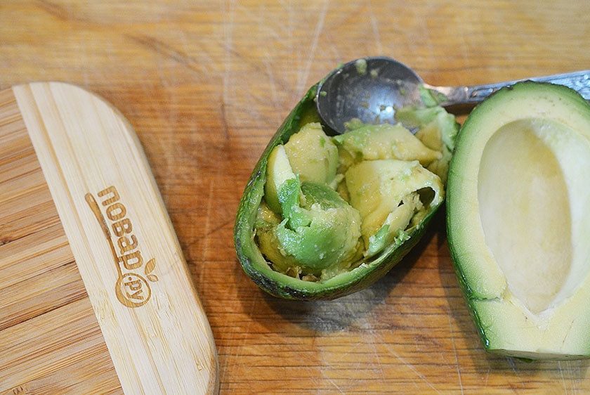 1. Этап. Фаршированные пончики на завтрак: У авокадо выскрести мякоть.