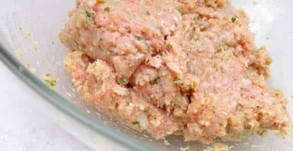 1. Этап. Тефтели в соусе Кефтедес: 4. Добавьте дополнительно соли и специи при желании, тщательно перемешайте.