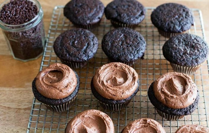 1. Этап. Кексы Двойной шоколад: 5. Нанесите полученную глазурь на остывшие кексы, сверху посыпьте шоколадной присыпкой.