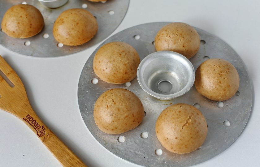 1. Этап. Медовые пряники на пару: Готовьте медовые пряники на пару 30-40 минут. По желанию пряники можно украсить любой глазурью или просто посыпать сахарной пудрой.