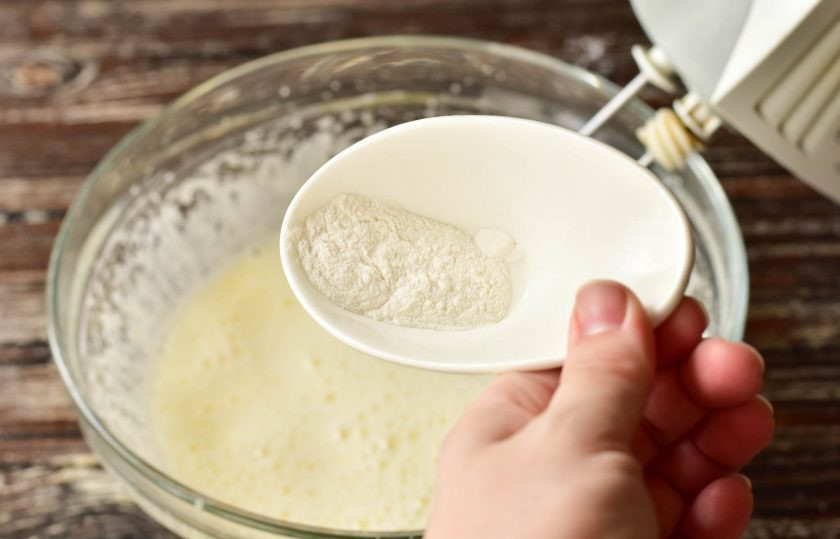 1. Этап. Шоколадный бисквит на молоке: Добавьте разрыхлитель.