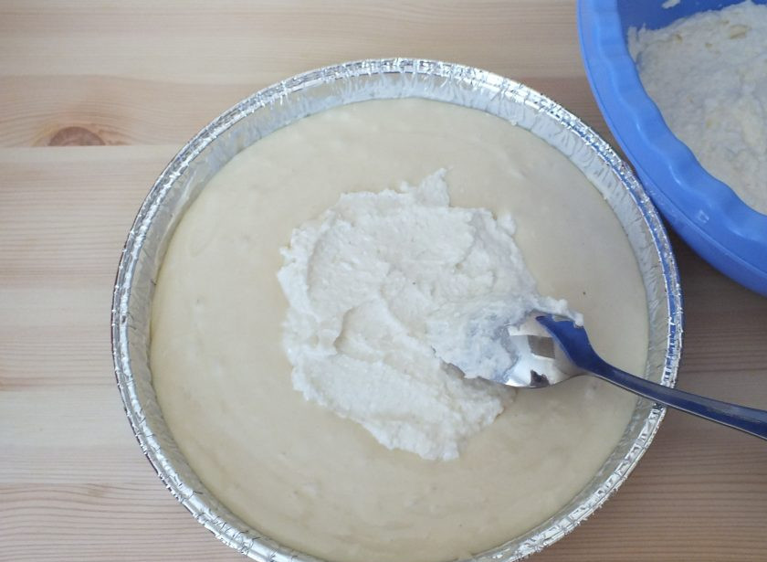 1. Этап. Ватрушка с творогом и вишней: Выложите начинку. Начните выкладывать с центра, по ложке, всякий раз распределяя и двигаясь к бортикам.