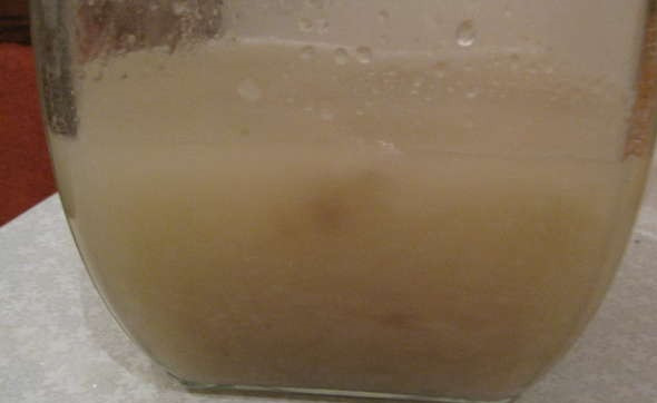 1. Этап. Сбитень ржаной: Сухари кладем в емкость и заливаем кипятком. Когда жидкость остынет - ее нужно процедить.