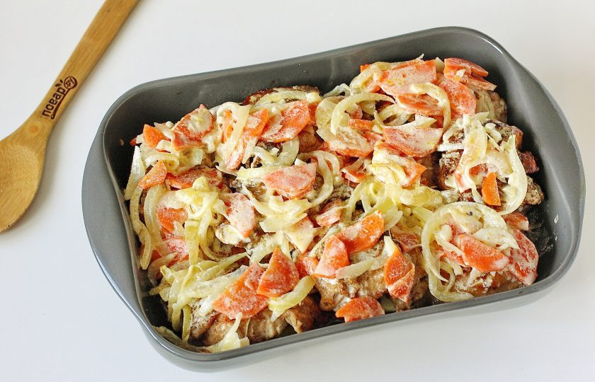 1. Этап. Кролик в соевом соусе в духовке: Вылейте сверху соус, накройте форму фольгой и запекайте в духовке при температуре 180-200 градусов около 50 минут.