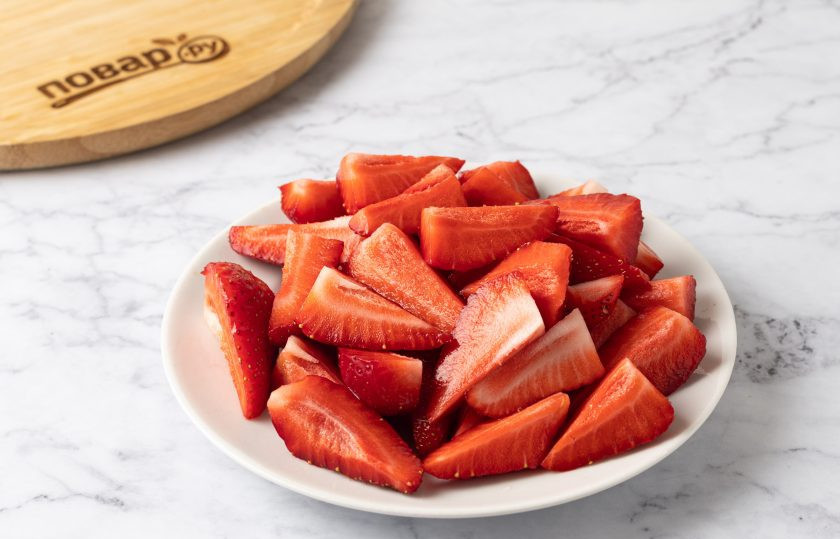 1. Этап. Варенье из клубники со стевией: Клубнику помойте, обсушите. Удалите хвостики, разрежьте на 4 части.