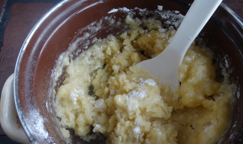 1. Этап. Заварные кольца: 2. Не снимая кастрюлю с плиты, всыпаем заранее просеянную муку всю сразу, непрерывно помешиваем ложкой.