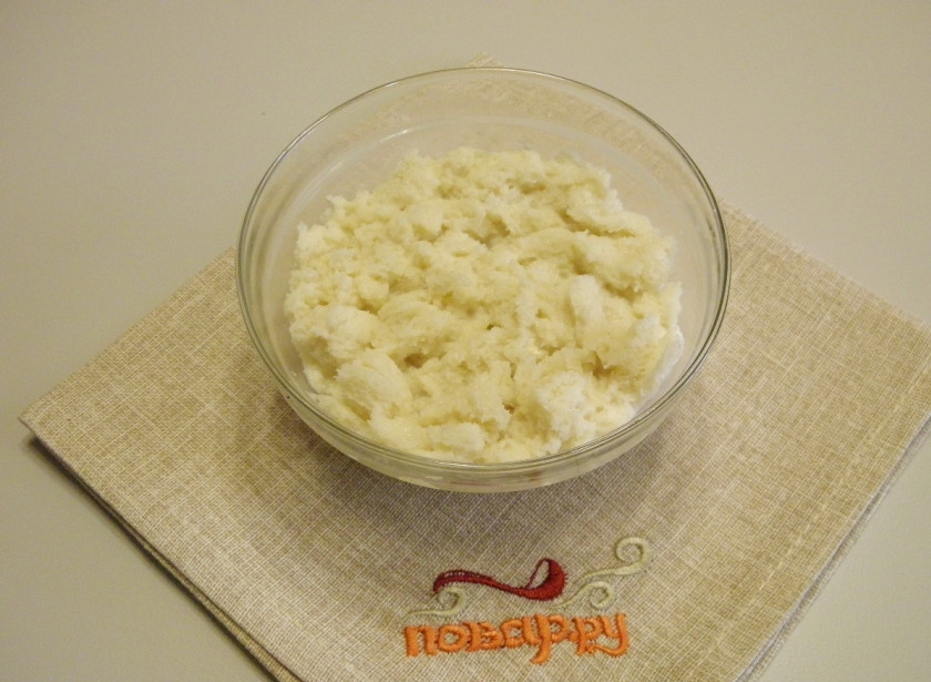 1. Этап. Куриное суфле в духовке: Хлеб без корочки замочите в молоке. Молока не жалейте, тем сочнее будет суфле.