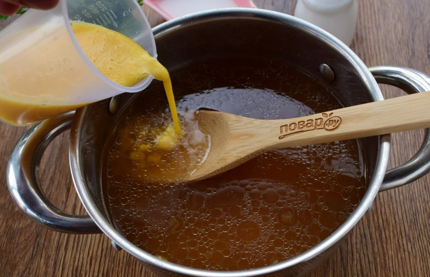 1. Этап. Быстрый куриный суп с кукурузой и имбирем: Яйца взбейте венчиком до однородности. Влейте тонкой струйкой в кипящий бульон, перемешайте.