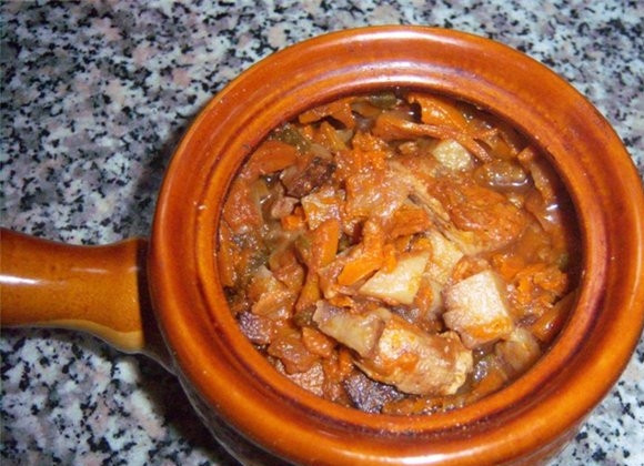 1. Этап. Азу из свинины в горшочках: Готовим горшочки для нашего азу. Прогреваем их в духовке. На дно горшочка выкладываем соленые огурцы. Потом обжаренное мясо. Его поливаем половиной соуса из кетчупа и майонеза. Бросаем туда лавровый лист. Сверху выкладываем зажарку из лука с морковью и подрумяненый картофель. Заливаем азу соусом и ставим в прогретую до 200 градусов духовку на полчаса. Перед подачей на стол посыпаем наше азу зеленью. Приятного аппетита!