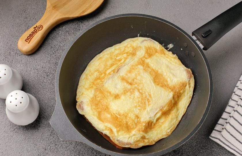 1. Этап. Сэндвич с французским омлетом: Как только омлет схватится, аккуратно его переверните, хлеб должен оказаться снизу.