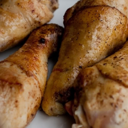 1. Этап. Курица по-венгерски: 4. Когда ножки станут золотисто-коричневыми, выложите их на тарелку.