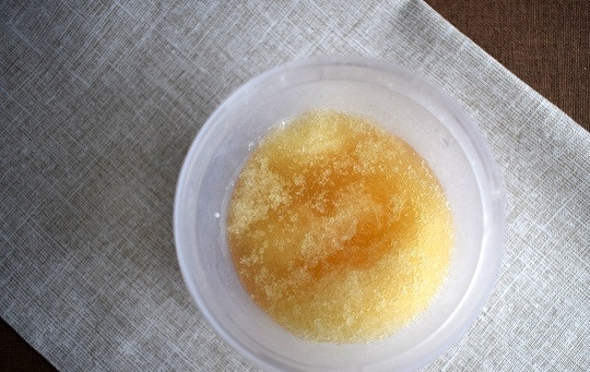 1. Этап. Бисквитный торт с творожным кремом: Пока бисквит остывает, приготовьте крем. Желатин залейте водой и отставьте набухать. Затем 