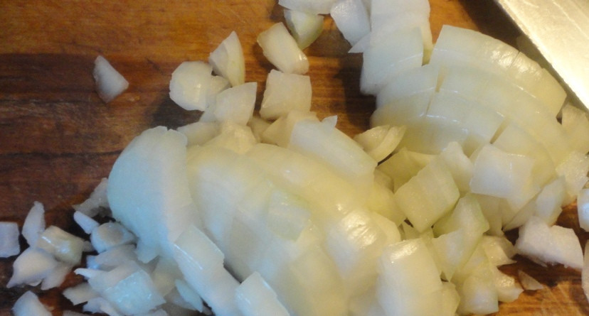 1. Этап. Картошка с луком на сковороде: Кубиками режем лук.