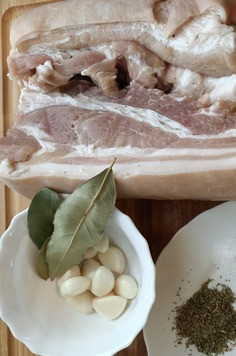 1. Этап. Грудинка запеченная в духовке: Подготавливаем продукты. Я взяла 2 кусочка грудинки по 350 грамм. Состав специй для мяса : сумах, кориандр, паприка сладкая, базилик, хмели сунели, перец черный и чили.