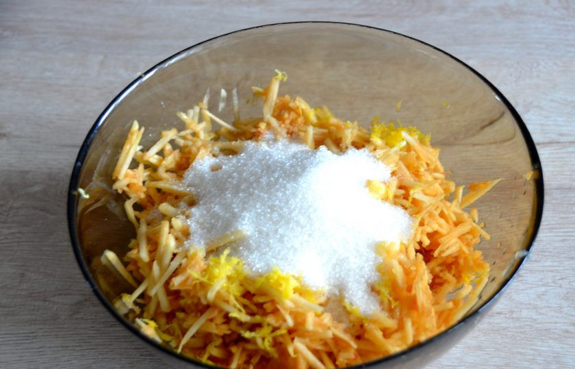 1. Этап. Польский пирог с яблоками и безе: Добавьте к яблокам 100 грамм сахара, перемешайте.