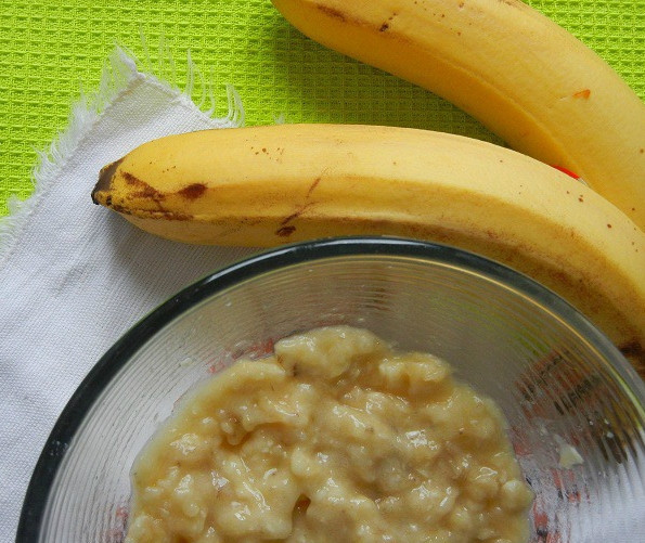 1. Этап. Коврижка банановая постная: Очищаем бананы от кожуры. Разрезаем их на кусочки и перетираем вилкой, либо блендером. Насыпаем туда полстакана сахара, ванилин и ложку корицы.