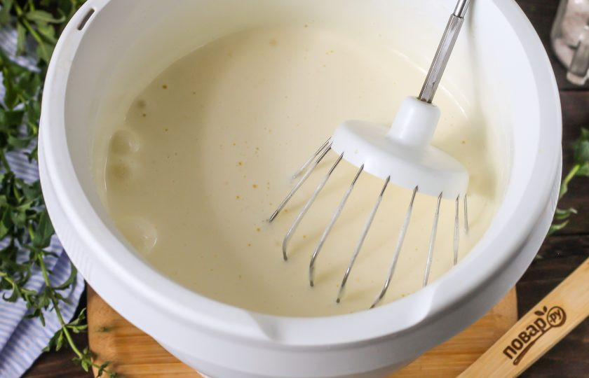 1. Этап. Бисквит на 5 яиц в мультиварке: Яичная масса должна стать более светлой, с мелкими пузырьками воздуха.