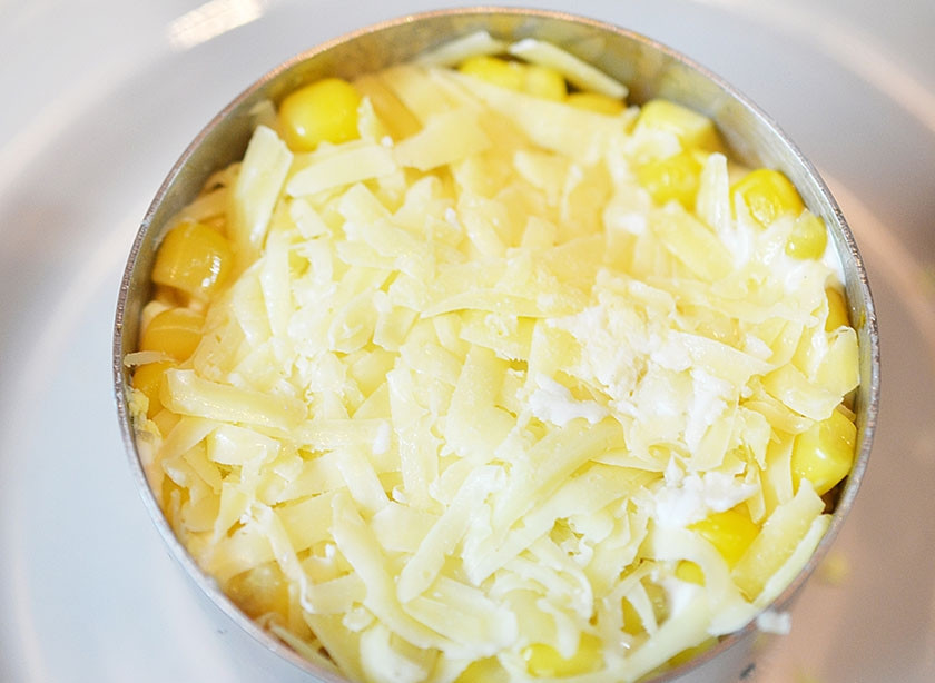 1. Этап. Праздничный салат Яркая фантазия: Сверху смажьте майонезом.