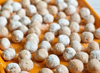 1. Этап. Цыбрики: 3. Масса должна стать достаточно плотной и хорошо лепиться. Важно также не переборщить с мукой, так что добавляете ее понемногу. Когда основа готова, можно приступать к лепке. Рекомендую сразу налепить все шарики, так как они довольно быстро жарятся. Скатайте небольшие шарики, обваляйте их со всех сторон в муке.