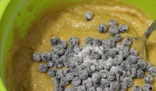 1. Этап. Тыквенные маффины с черникой: И добавить их в тесто.