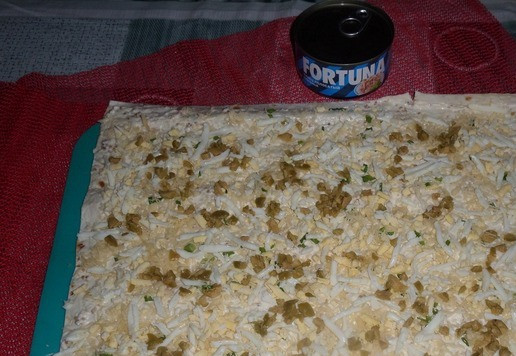 1. Этап. Рулет из лаваша Новогодний: Затем выкладываем нарезанные оливки.