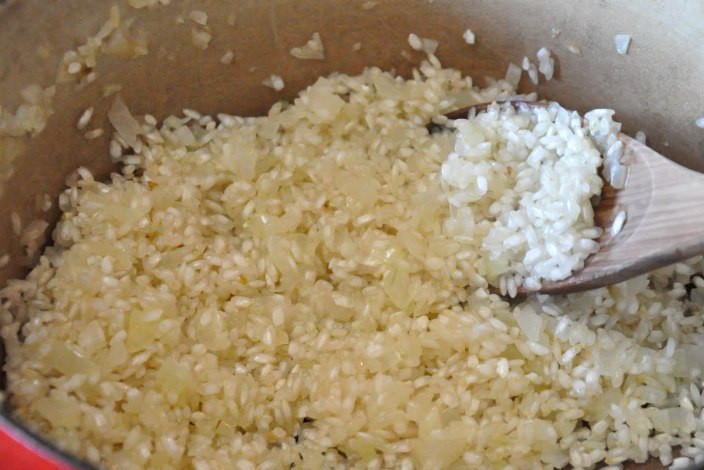 1. Этап. Ризотто с кукурузой: Далее мы насыпаем в кастрюлю с луком рис, обжариваем его, постоянно помешивая, 1-2 минуты, он должен стать почти прозрачным. После этого наливаем в кастрюлю вино и продолжаем готовить все, пока вино не выпарится.