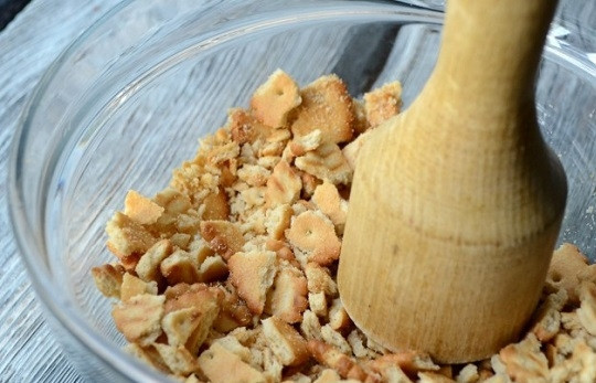 1. Этап. Торт Сникерс с крекером: 7. Крекер измельчите немного, но не в крошку.