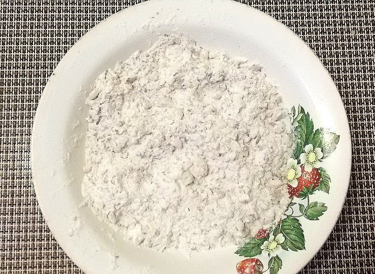 1. Этап. Пирог на вареной сгущенке с орехами: Перемешайте молотые орехи, муку, разрыхлитель и ванилин.