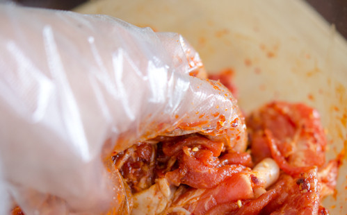 1. Этап. Свинина по-корейски: 3. Аккуратно руками перемешать мясо, чтобы каждый кусочек был равномерно покрыт соусом. При желании можно оставить свинину на 15-20 минут, но особой необходимости в этом нет.