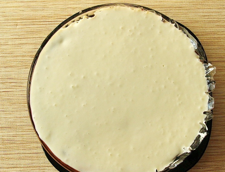 1. Этап. Торт творожный с творожным сыром: Как только торт остынет, покройте его смесью из сметаны с сахаром.