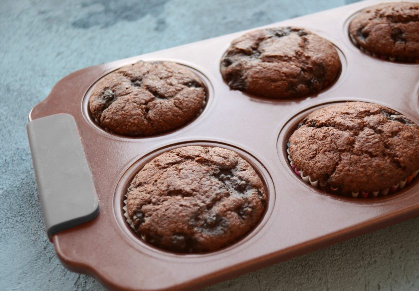 1. Этап. Кексы из цельнозерновой муки: Выпекайте кексы 25 минут до сухой шпажки.