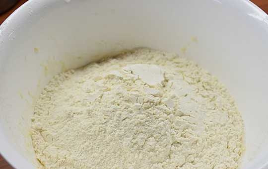 1. Этап. Пирожки, тающие во рту: 4. Всыпьте просеянную муку, тщательно перемешайте.