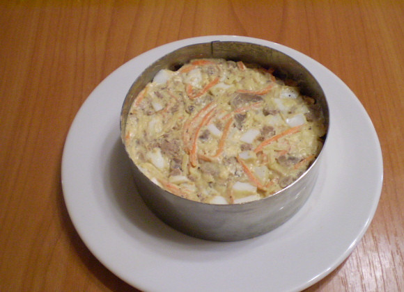 1. Этап. Салат с корейской морковью и печенью: Возьмите сервировочное кольцо, утрамбуйте салат.