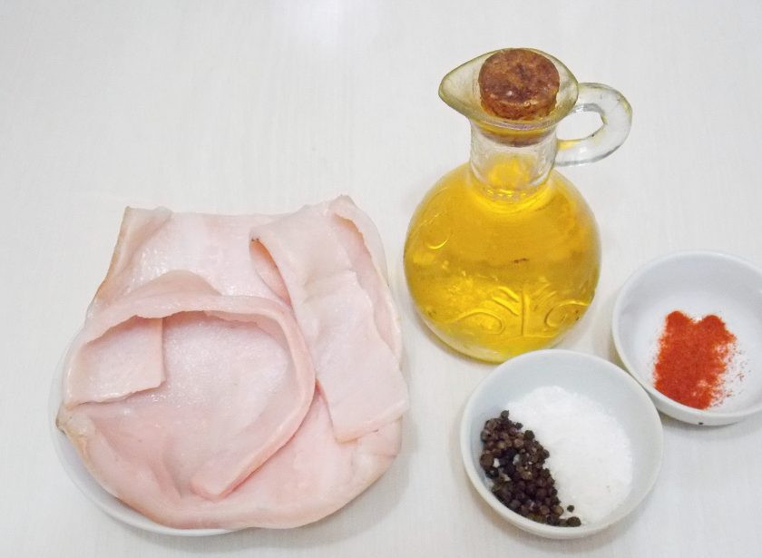 1. Этап. Чипсы из свиной шкурки: Подготовьте все необходимые ингредиенты для приготовления чипсов из свиной шкурки.