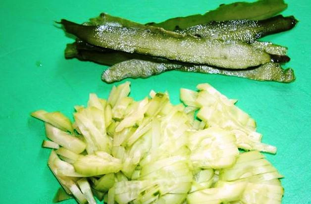 1. Этап. Салат Романтика: Очистите огурец от шкурки и нарежьте соломкой.