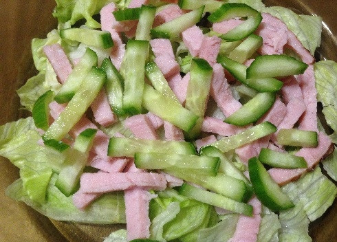 1. Этап. Салат Фрешер: Нарезаем соломкой ветчину и огурец и выкладываем поверх листьев салата.