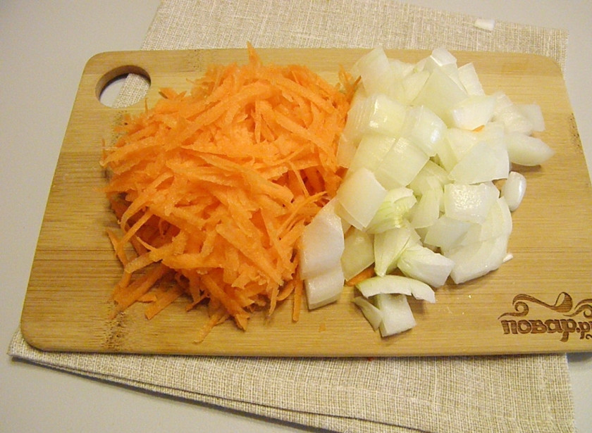 1. Этап. Подлива из курицы: Морковь натрите на терке, лук порежьте как удобно.