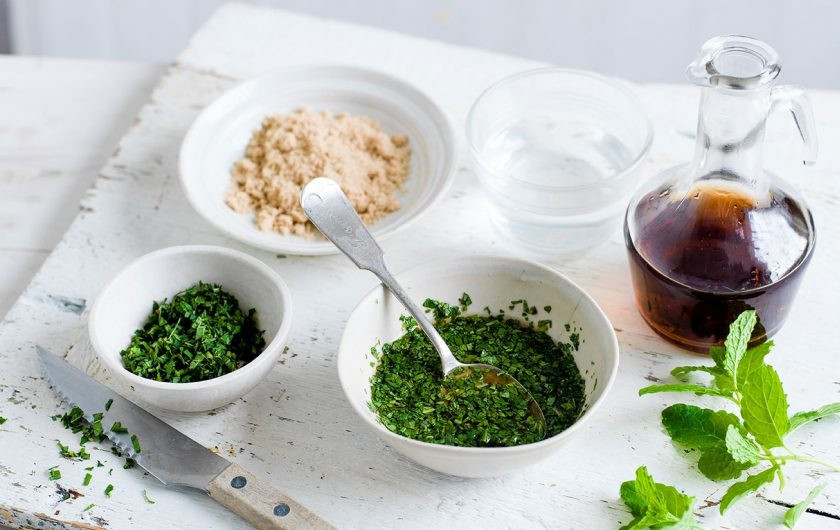 1. Этап. Крокеты с бараниной: 5. Приготовьте соус. Измельчите мяту, насыпьте в пиалу с мятой сахар, добавьте воду и уксус. Охладите соус и подавайте к столу вместе с крокетами.