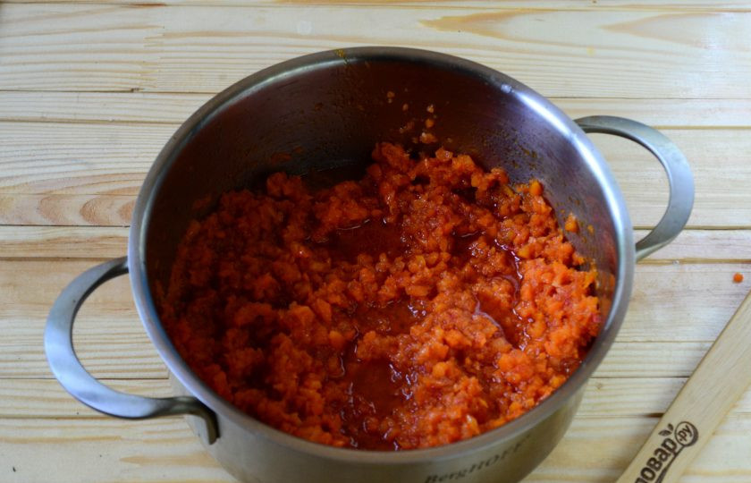 1. Этап. Морковная икра на зиму: За 10 минут до конца варки влейте уксус и перемешайте. Морковная икра почти готова, аромат от нее просто удивительный.