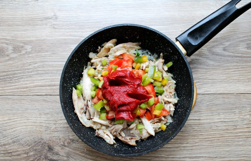 1. Этап. Томатный суп с кинзой: Добавьте томатную пасту.