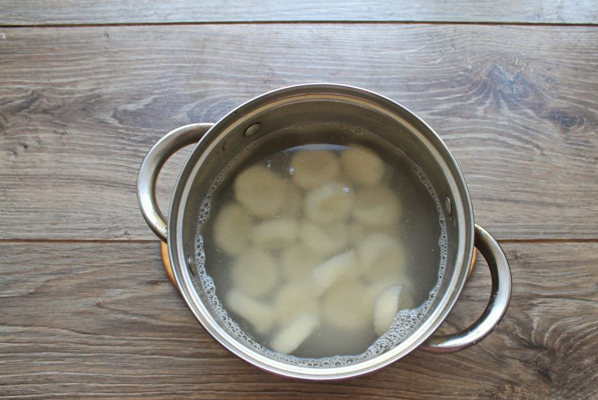 1. Этап. Ленивые вареники как в детском саду: В кастрюлю налейте воду, посолите и доведите до кипения на среднем огне. В кипящую воду выложите ленивые вареники и варите, после всплытия, буквально 3-4 минуты. Достаньте готовые вареники из воды и сразу подавайте к столу.