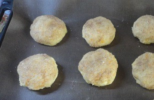 1. Этап. Тыквенное печенье с начинкой: Выкладываем шарики на противень на расстоянии друг от друга, слегка придавливаем.