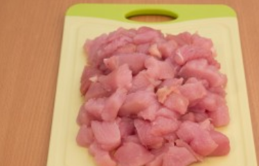 1. Этап. Индейка под соусом бешамель: Филе индейки нарезаем небольшими порционными кусочками.