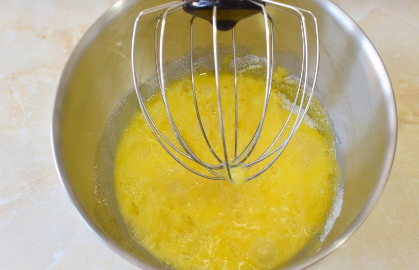 1. Этап. Торт с консервированными персиками и взбитыми сливками: Яйца соедините с сахаром и взбейте до густой пышной массы.