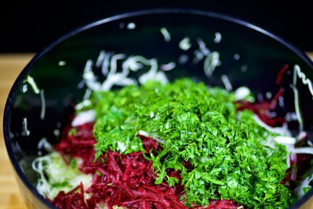 1. Этап. Салат из свеклы и капусты: 4. Зелень измельчите ножом и добавьте следом за свеклой.